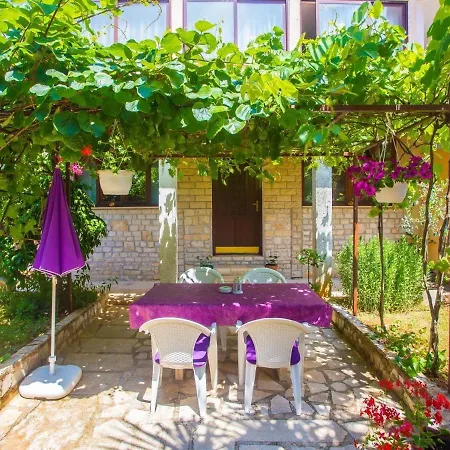 Pleasure アパート ポレッチ