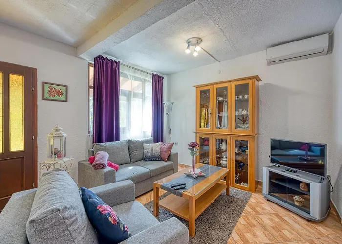 Pleasure アパート ポレッチ